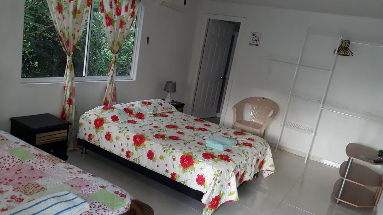Posada Miss Portia South West Bay 外观 照片